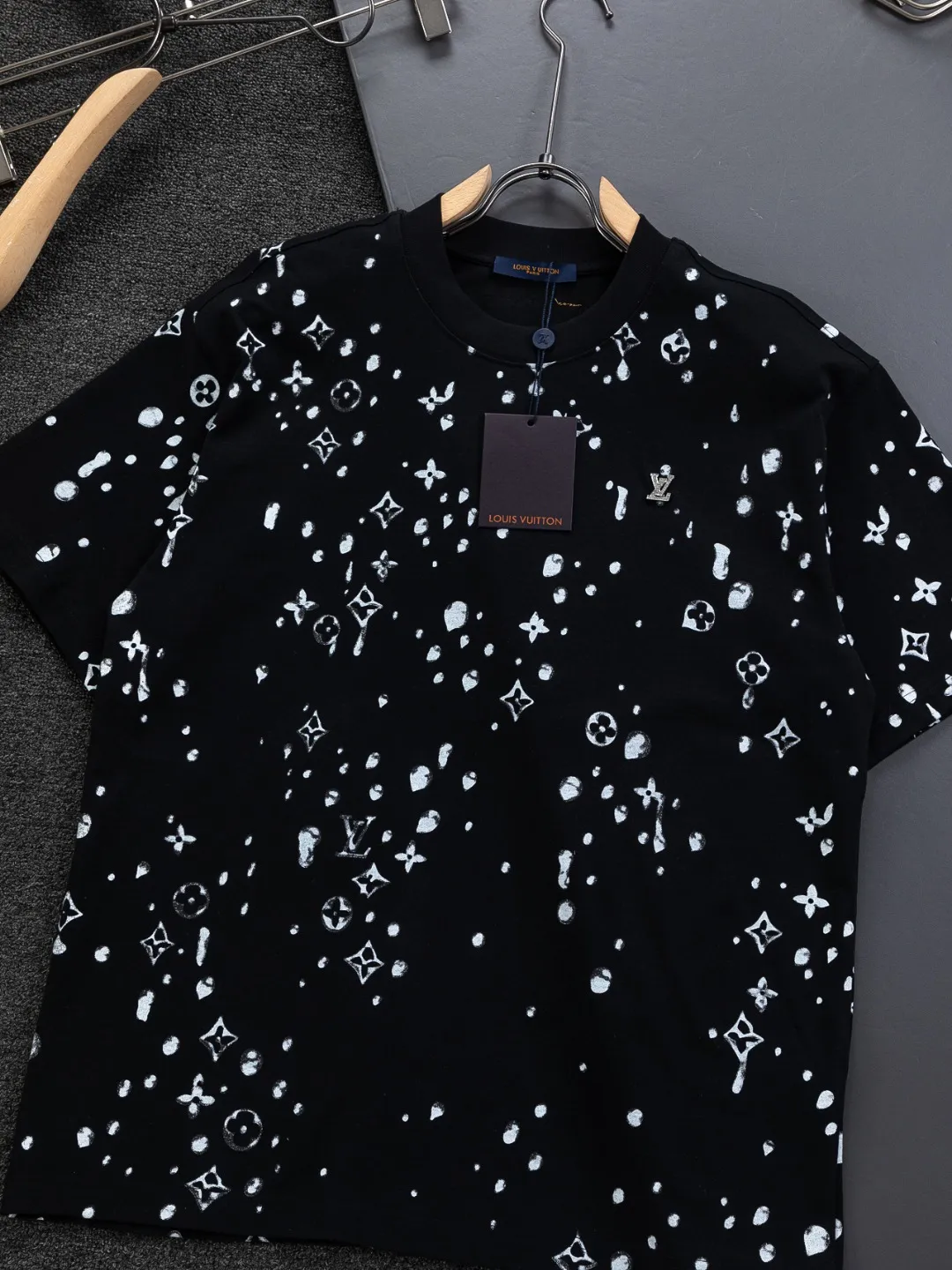 🅿️200 Louis Vuitton 1V LV lv slightly wide version S-XL LV 26ss new products are available at counters simultaneously. Multiple craftsmanship. Gold thread jacquard checkerboard letters on the chest🪡 embroidery. Round neck short-sleeved T-shirt, same style for men and women! Consigned to one-to-one creation. Synchronized with the official website, pure cotton fabrics at the counter! It is close to the skin and comfortable, durable and easy to wear. It has a classic and simple logo design and meticulous original craftsmanship. Short-sleeves, a must-have item for men, do not appear to be the same for the general public, but must be unique and eye-catching. This LV short-sleeve is all about quality, comfort, the same shape and fashion as always, including fabrics and cutting techniques. All of them have been made with great effort! 320 grams of washed pure cotton fabric, pure cotton is breathable, very refreshing and comfortable for daily wear. The rib knitting on the neckline is smooth and tight, and the neckline will not be skewed if you toss it at will. The loose version, you will find that it looks really good on the upper body. The overall is minimalist and neat, super versatile for daily use! Pair it casually with a pair of pants for a youthful look. A T-shirt will make your outfit crazy. It is a fashionable item that can never go wrong! Color: Black White Size: S-XL Size chart: S: Shoulder width 50-Bust 56-Length 70 M: Shoulder width 52-Bust 57-Length 72 L: Shoulder width 54-Bust 59-Length 74 XL: Shoulder width 56-Bust 62-Length 76